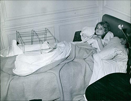 Реколта снимка Миану Бърдо, лежи на леглото.Миану Бардо със счупен крак. 1959