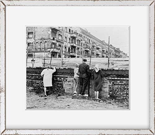 БЕЗКРАЙНИ СНИМКИ Снимка: Групата на западните германци | Берлинската стена | Германия | 1962|, Историческата възпроизвеждане