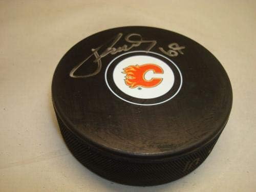 Майкъл Веселба подписа хокей шайба Калгари Флеймс с автограф от 1B - за Миене на НХЛ с автограф
