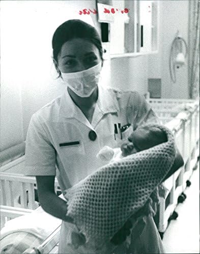 Реколта снимка медицинска сестра, носеща дете княгиня Мария-Габриэллы.