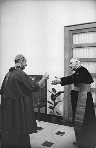 Реколта снимка на папа Павел VI, който говори със свещеника.