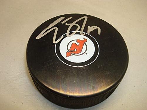 Травис Зейджак подписа хокей шайба в Ню Джърси Дэвилз с автограф от 1B - за Миене на НХЛ с автограф