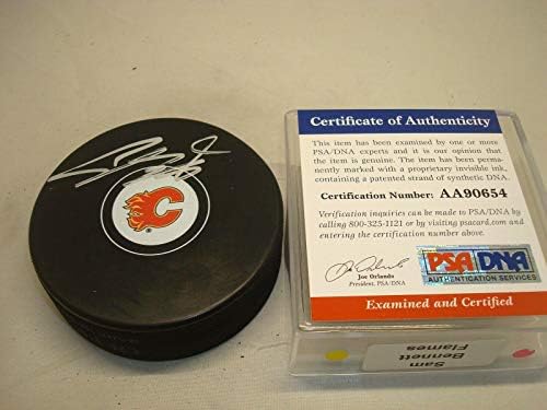 Сам Бенет подписа хокей шайба Калгари Флеймс с автограф на PSA/DNA COA 1A - за Миене на НХЛ с автограф