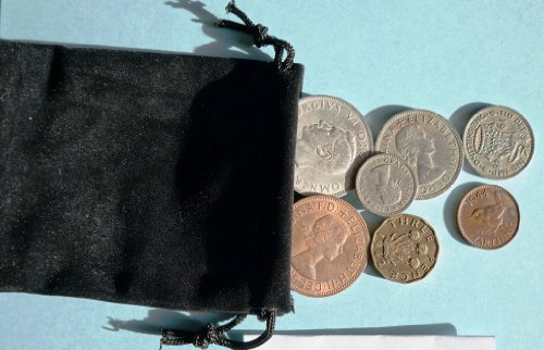 Комплект от седем редки събират монети от Великобритания / Great Britain - 1942 Три пенса, 1948 Един шилинг; Един фартинг 1940-те години, Един Полукрона 1947-1962 г., един пенс 1967 годин